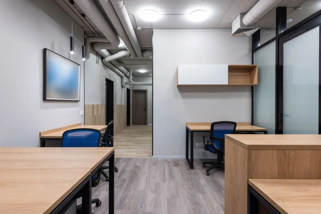 Bureaux propres et rangés avec postes de travail en bois
