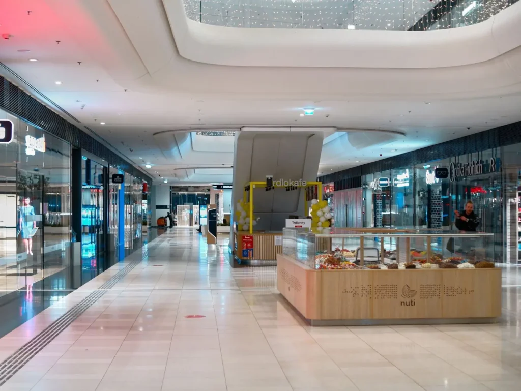 Allée de centre commercial propre au sol brillant
