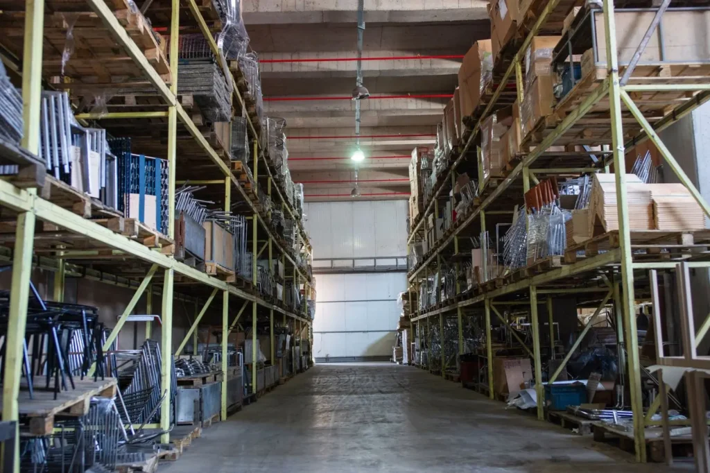 Allée d'entrepôt logistique dégagée entre deux rangées de racks