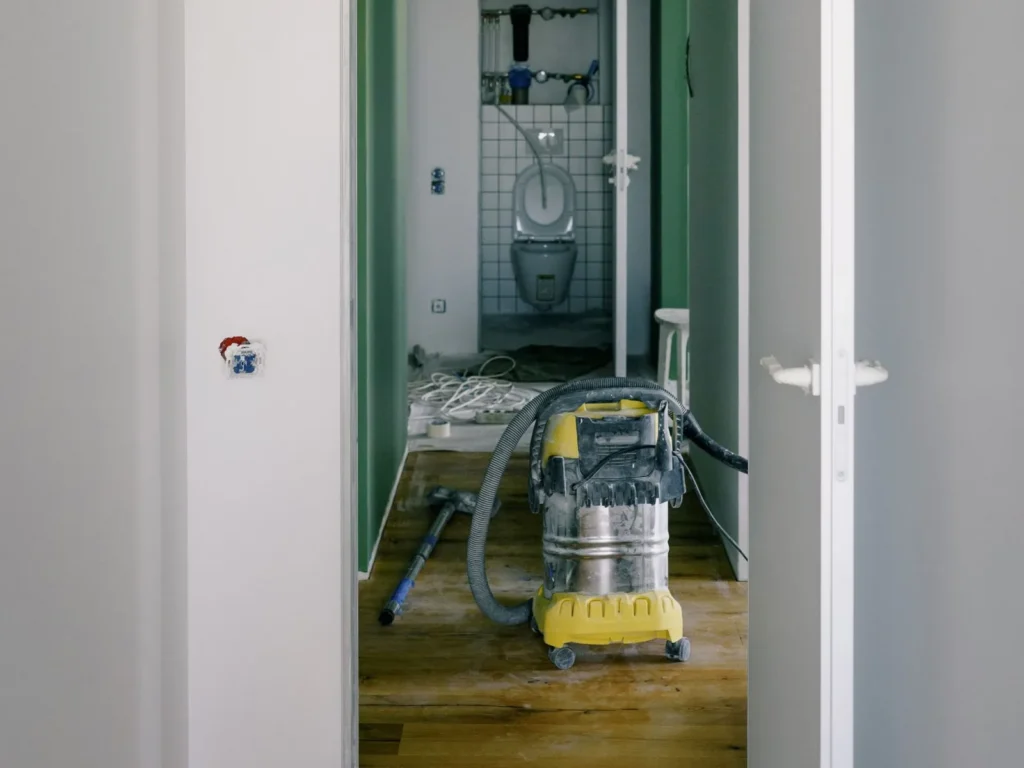 Couloir en fin de travaux avec un aspirateur de chantier